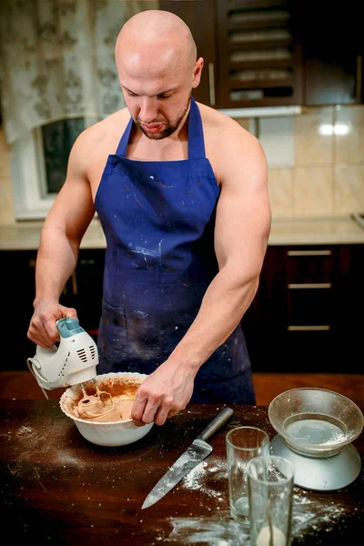 A young man is cooking in a large kitchen — Stock Photo, Image