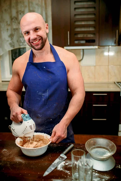 A young man is cooking in a large kitchen — Stock Photo, Image