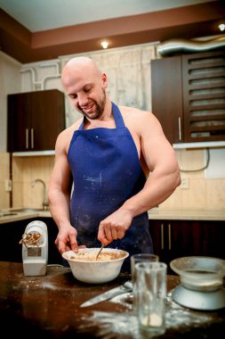 Genç bir adam büyük bir mutfak pişirme