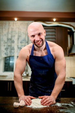 Genç bir adam büyük bir mutfak pişirme