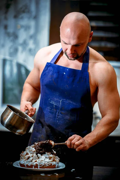 Ein junger Mann kocht in einer großen Küche — Stockfoto