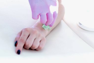 Eldiven Depilasyon yapıştır ile el