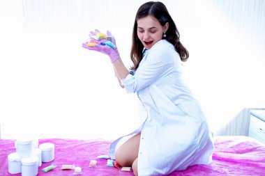 Güzel kız güzellik uzmanı ve kambur ustası