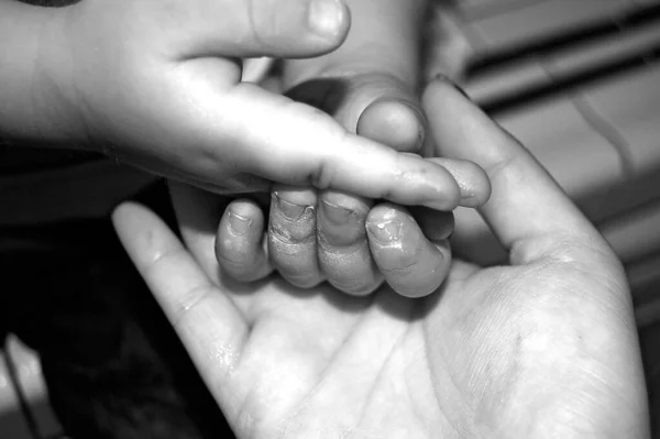 Mam Helpt Baby Hun Handen Wassen Handen Wassen Een Man — Stockfoto