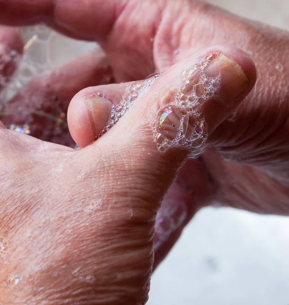 Handen Wassen Een Man Wast Zijn Handen Onder Kraan Met — Stockfoto