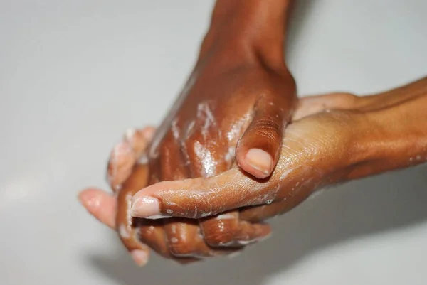 Lave Mãos Homem Lava Mãos Debaixo Torneira Com Água Sabão — Fotografia de Stock