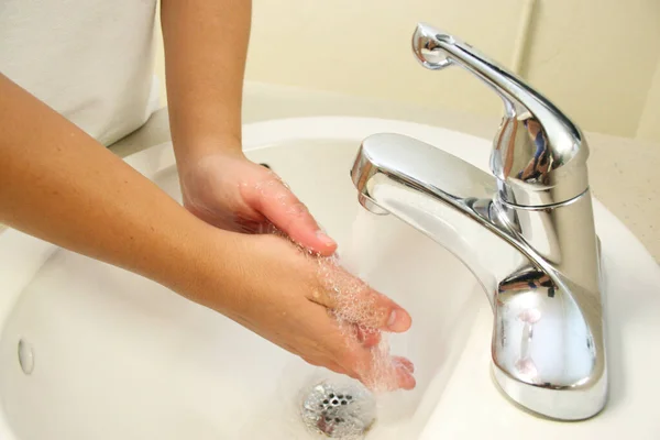 Handen Wassen Een Man Wast Zijn Handen Onder Kraan Met — Stockfoto