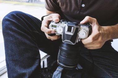 Profesyonel fotoğrafçı odaklan ve fotoğrafçılık tutkusuna arka planda yumuşak bir odak ile devam et. ışık ve film tonunda