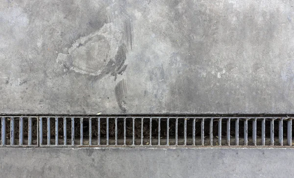 Drenagem de aço velho do chão de cimento. imagem vista superior — Fotografia de Stock