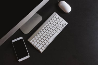 ofis siyah ahşap masa üstünde okul sırası bilgisayar