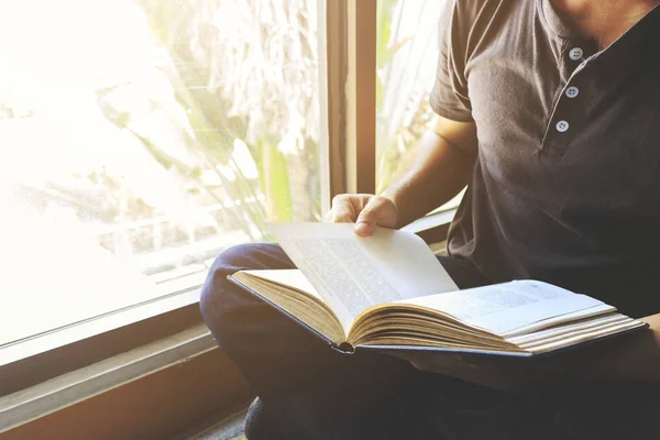 L'accompagnatore è seduto a leggere alla finestra — Foto Stock