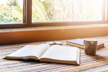 Bir fincan kahve ve kitap.