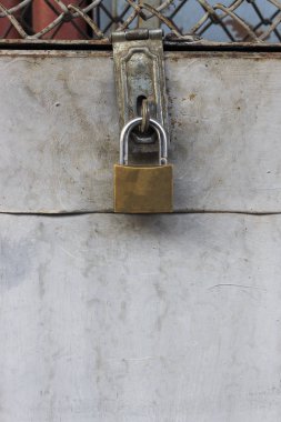 metal kapı güvenli kilit 