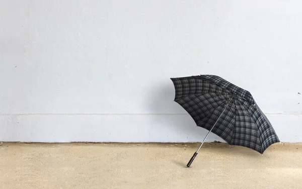 Parapluie avec mur de briques — Photo