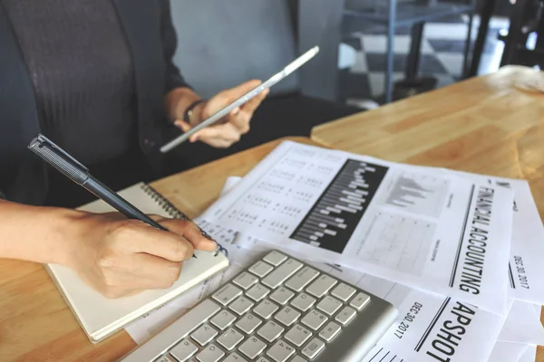 Concepto de usiness. primer plano mano hermosa joven asiático chica trabajando en un café tienda — Foto de Stock