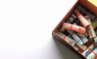 para kavramı kaydetmek. Beyaz backgro eski kağıt kutusunda Tay para