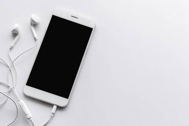  akıllı telefon ve kulaklık 