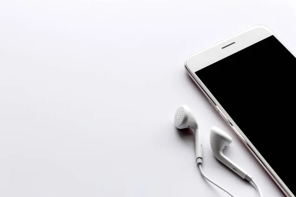 Smartphone and earphone — Stock Photo, Image