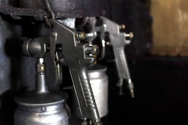 closeup eski metal parlak boya tabancası 