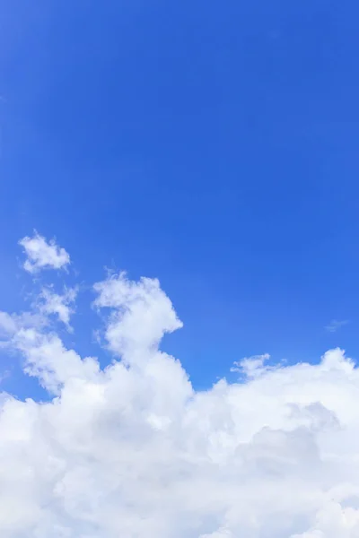 Blauer Himmel mit Überlicht — Stockfoto