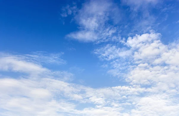 Blauer Himmel und Wolken — Stockfoto