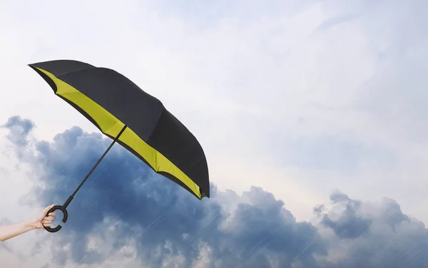 Chuva nuvens fundo. sobre a luz — Fotografia de Stock