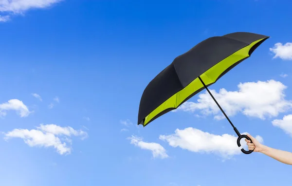 Und von einer Frau mit einem Regenschirm — Stockfoto