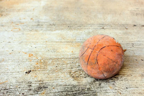 Viejo baloncesto en la cancha urbana con enfoque suave y luz en t — Foto de Stock