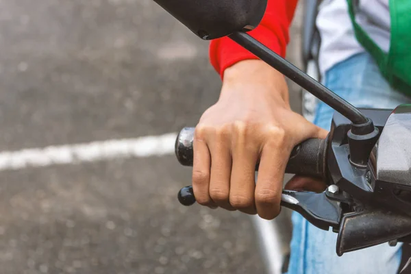 Closeup Mãos Masculinas Segurando Guidão Motocicleta Com Foco Suave Sobre — Fotografia de Stock