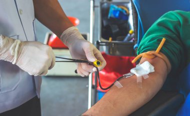 kan bağışı ile resim yumuşak odak ışık içinde belgili tanımlık geçmiş üzerinden