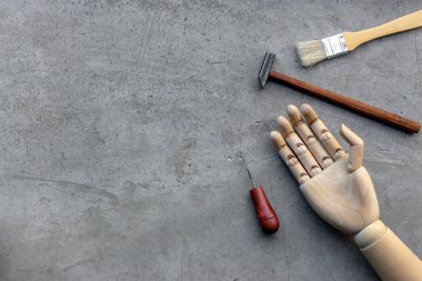 Diy konsepti. Çimento üzerine kurulmuş el aletleri. en üstteki görünüm