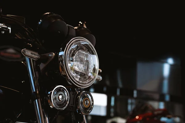Motorrad Bigbike Showroom Mit Softfokus Und Überlicht Hintergrund — Stockfoto