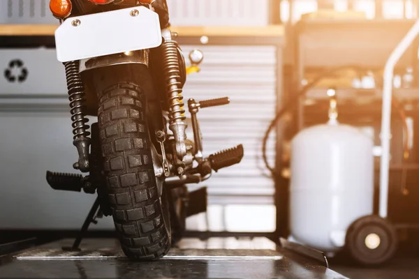 Parte Traseira Das Motocicletas Clássicas Oficina Reparação Com Foco Suave — Fotografia de Stock