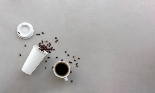 Forró Americano Kávébab Cement Asztalon Lágy Fókusz Fény Háttérben Felülnézet — Stock Fotó