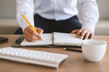 Ofiste çalışan yakın plan iş adamı yumuşak odaklı ve arka planda ışığın üzerinde