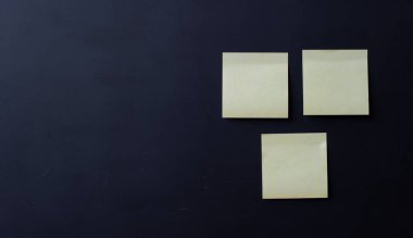 Siyah ahşap arkaplanda not etiketi