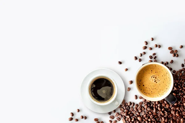 Espresso caliente y café frijoles en la mesa blanca con enfoque suave y sobre la luz en el fondo. Vista superior —  Fotos de Stock