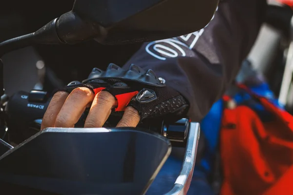 Closeup Mãos Masculinas Segurando Guidão Motocicleta Bigbike Com Foco Suave — Fotografia de Stock