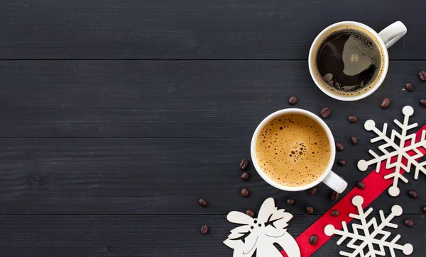 Φλιτζάνι ζεστό καφέ σε μαύρο ξύλινο στις διακοπές των Χριστουγέννων. πάνω όψη — Φωτογραφία Αρχείου