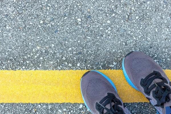 Concepto de salud. primer plano zapatillas de correr en la carretera. vista superior — Foto de Stock