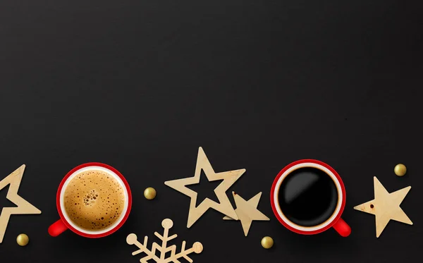 Twee rode kop koffie en kerst decoratie op zwart papier achtergrond — Stockfoto