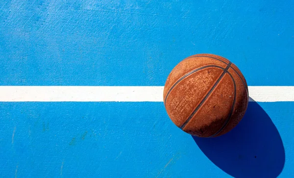 Спортивная Концепция Старый Баскетбол Площадке Над Светом — стоковое фото