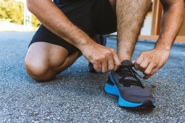 Close Sportman Koppelverkoop Loopschoenen Met Soft Focus Licht Achtergrond — Stockfoto