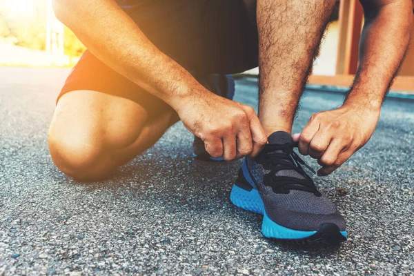 Primer Plano Deportista Atando Zapatillas Running Con Enfoque Suave Sobre — Foto de Stock