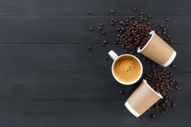 Siyah ahşap arka planda kahve ve fasulye bardakları. en üstteki görünüm