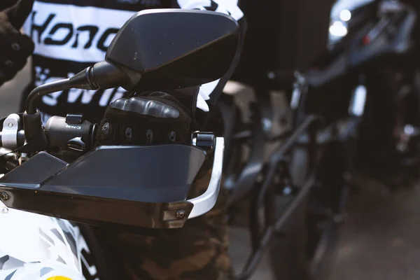 Tangan Laki Laki Closeup Memegang Gagang Sepeda Motor Bigbike Dengan — Stok Foto