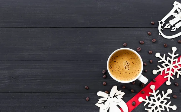 Φλιτζάνι Ζεστό Καφέ Μαύρο Ξύλινο Στις Διακοπές Των Χριστουγέννων Πάνω — Φωτογραφία Αρχείου