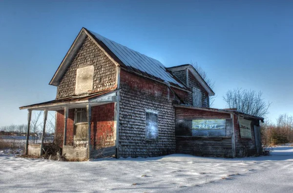 Vieja casita abandonada en invierno — Foto de Stock