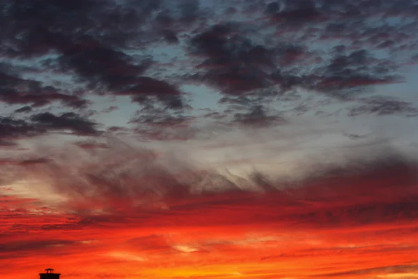 Pomarańczowy i czerwony zachód słońca z chmury — Zdjęcie stockowe