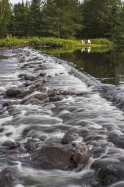 akan bir nehir kenarında 2 beyaz sandalye